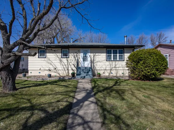 209 3rd Ave SW, Mandan, ND 58554