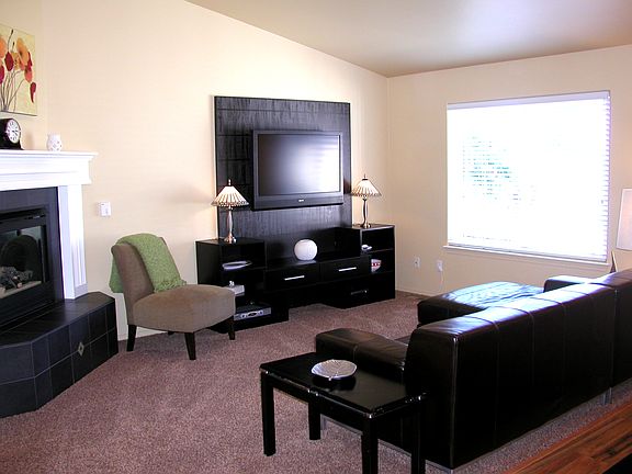 www.LamoureuxRealEstate.com