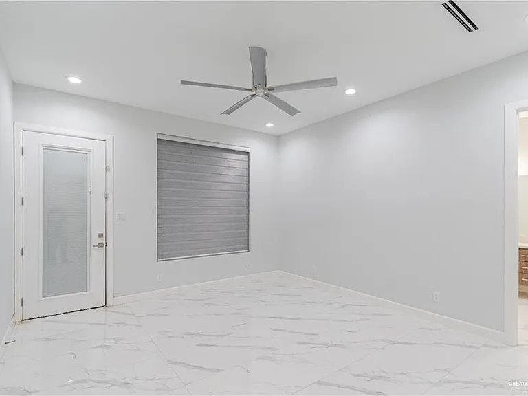 2416 S Thames Dr — Photo 17