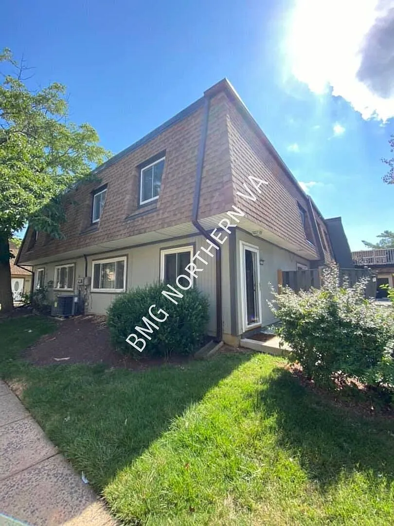 Beautiful 2-Level 3 Bedroom 2.5 Bathroom End Unit Townhome In Fantastic Sequoyah / Hybla Valley C... — Photo 1