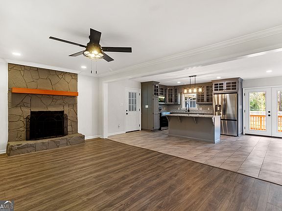 4th image of 2110 Park Ln