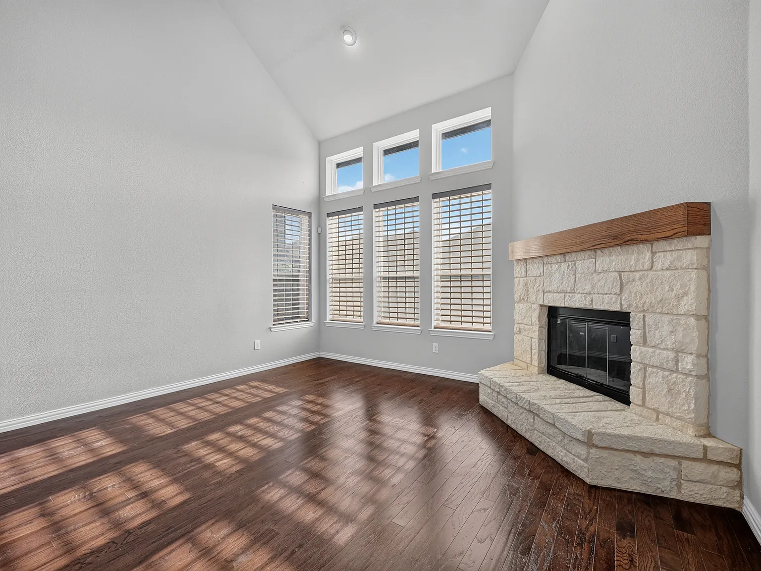 5 bed, 3460 sqft, $3,750 — Photo 2