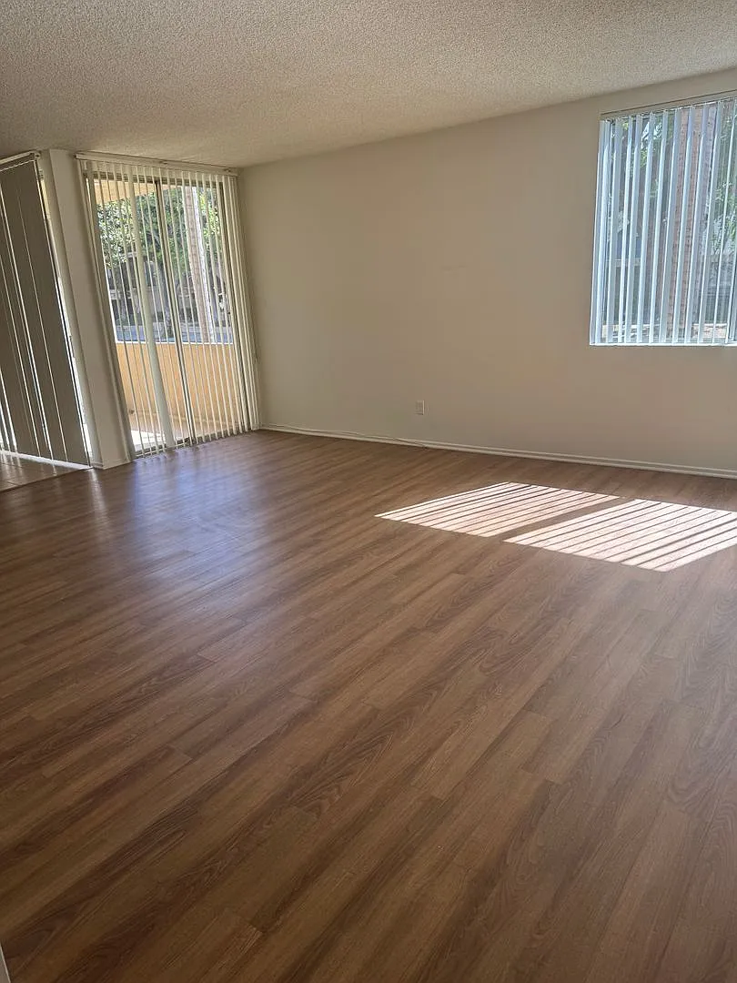 045 - Jackson Apartments — Photo 2