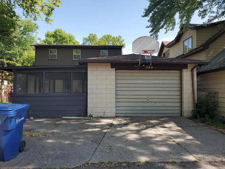 209 2nd Ave NE — Photo 3
