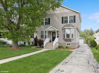 392 Blackhawk Rd, Riverside, IL 60546