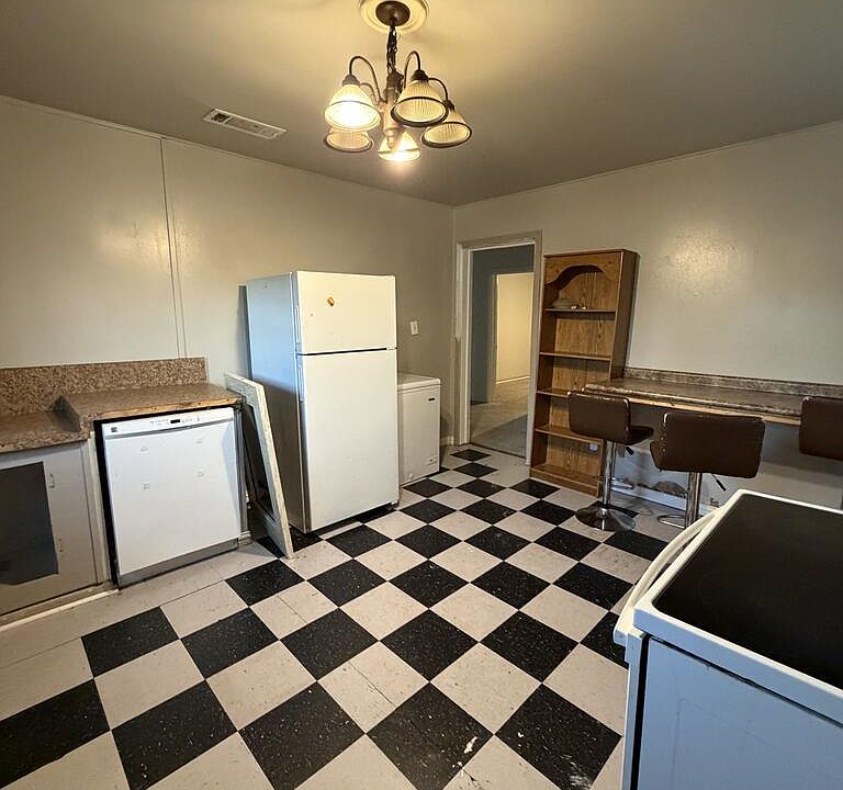 16th image of 103 W Thomas St