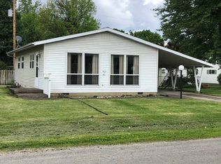 709 E Park St, Arthur, IL 61911