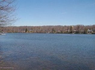 40 W Shore Dr, Jefferson Township, PA 18436