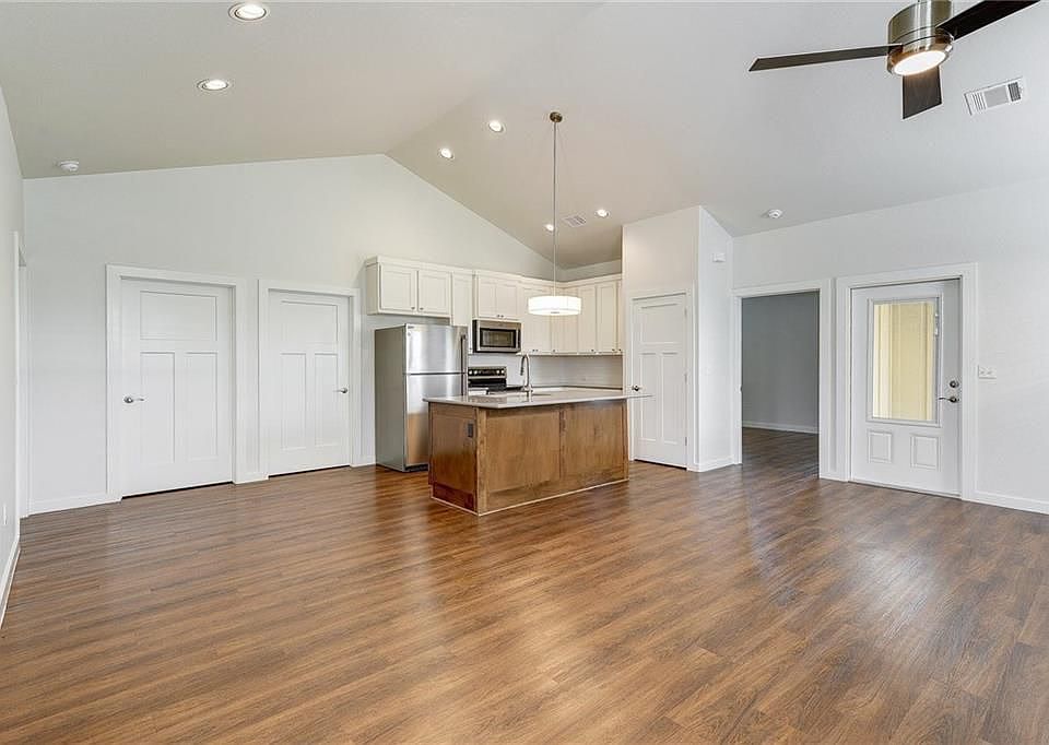 1st image of 400B Rose Dr