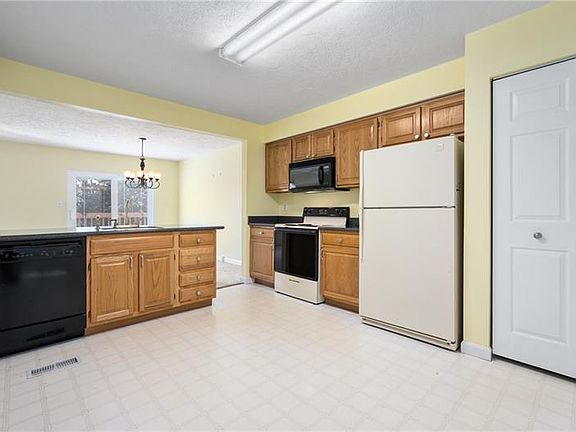 3rd image of 778 Sunset Cir