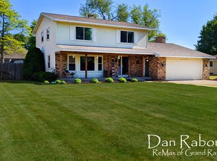 2183 Pinewood St, Jenison, MI 49428