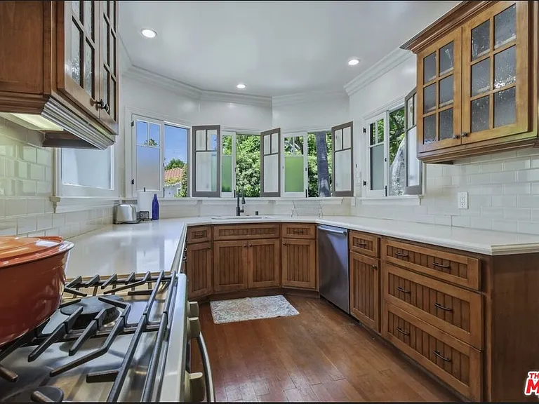8704 Ashcroft Ave — Photo 9