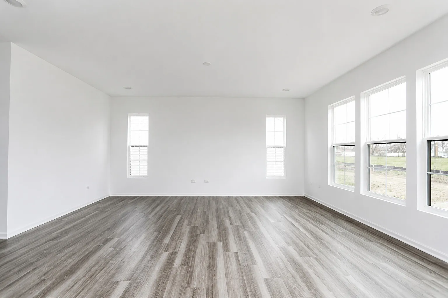 4 bed, 2.5 bath, 2838 sqft, $4,200 — Photo 2
