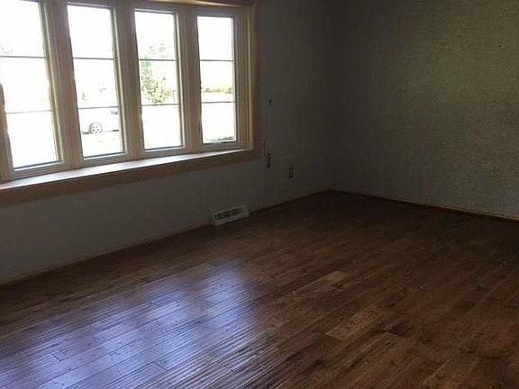 5th image of 9062 White Oak Dr
