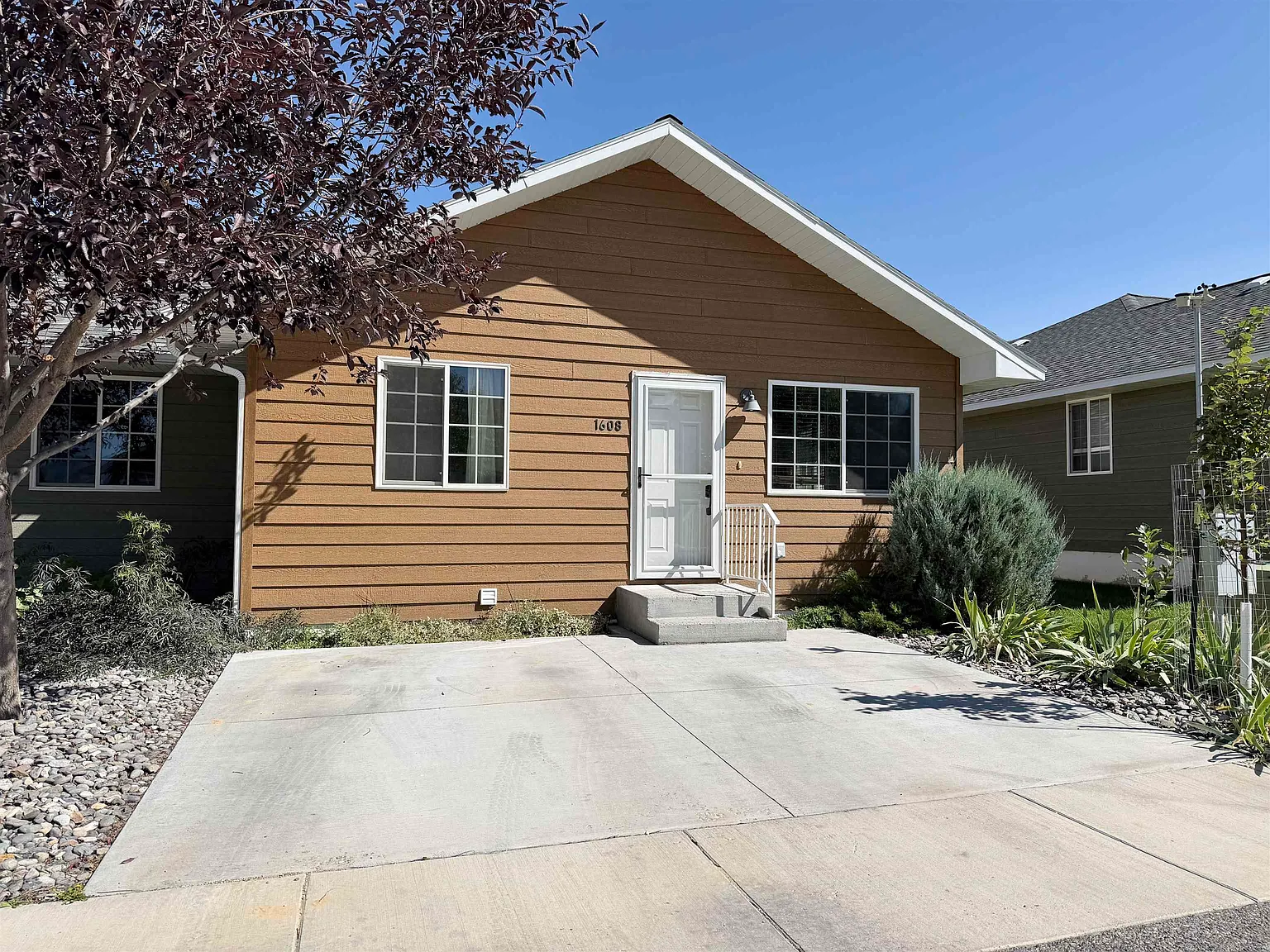 3 bed, 2.0 bath, 1668 sqft, $1,900 — Photo 2