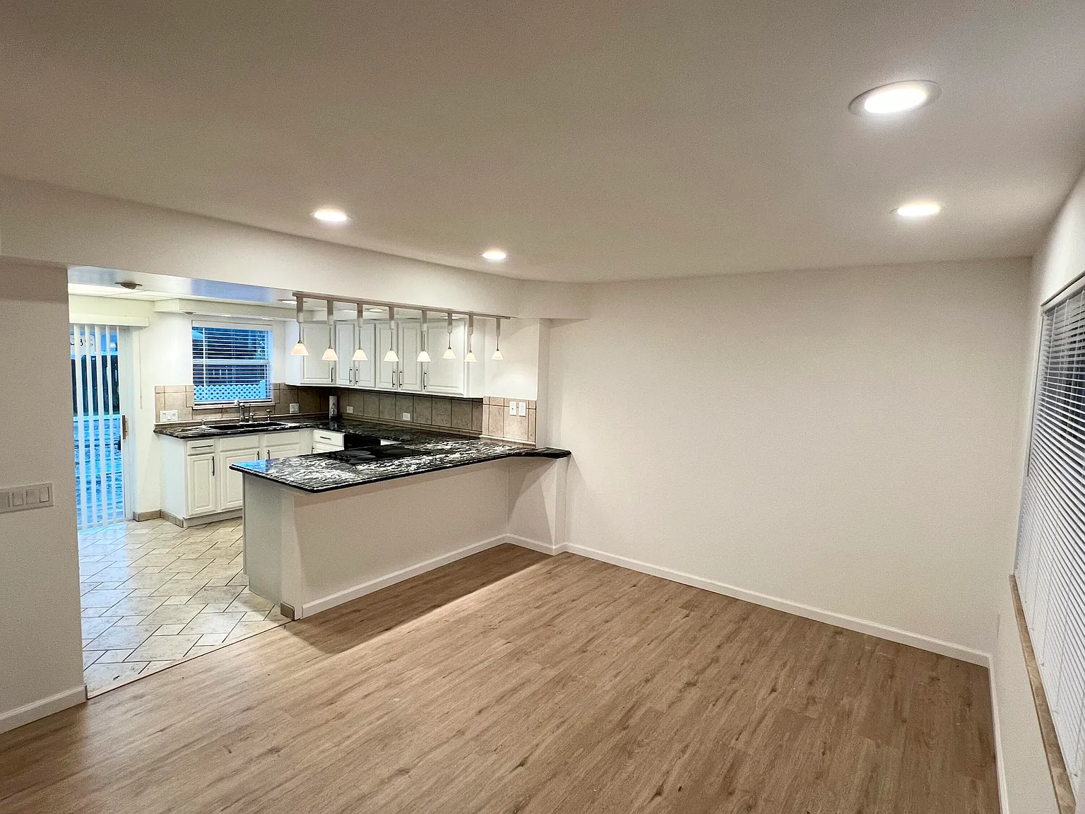 2 bed, 1.5 bath, 1000 sqft, $1,800 — Photo 2
