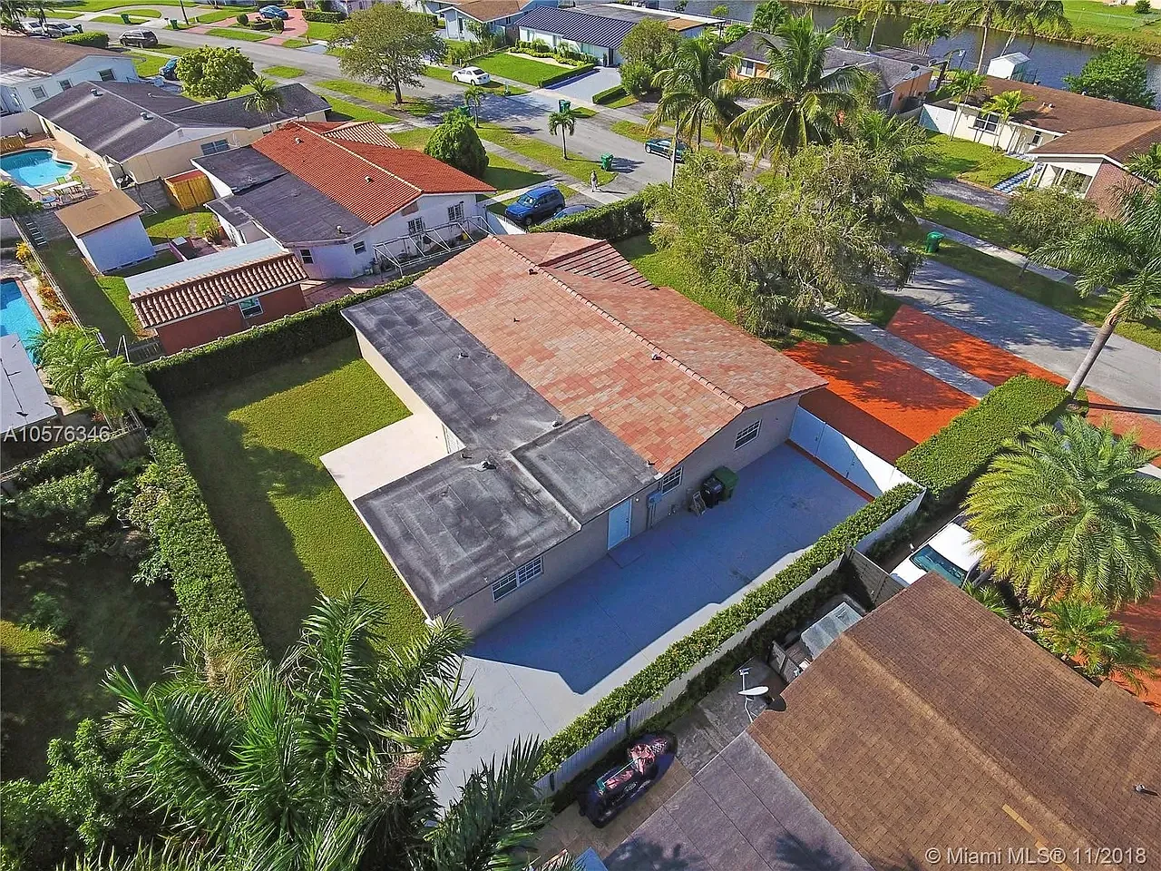 Village Green Dr, Miami — Photo 3