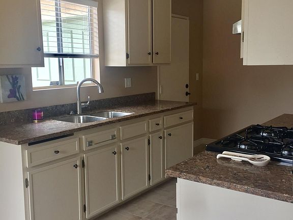 4th image of 597 Toledo Dr