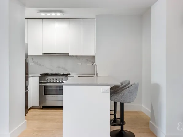 2 Fifth Avenue image 1 of 17