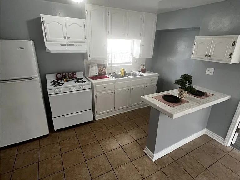 4520 S Normandie Ave — Photo 2