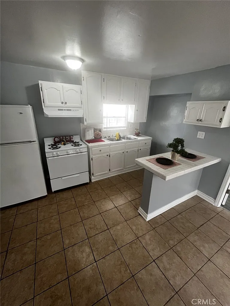 Building Photo - 4520 S Normandie Ave