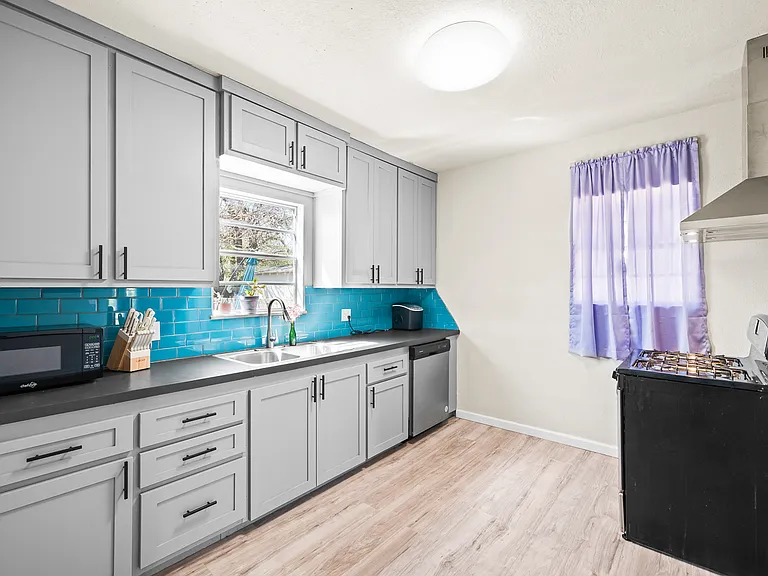 435 W Lynn St — Photo 9
