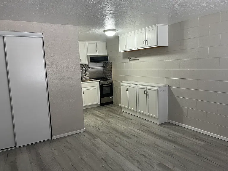Totally Renovated Studios 2 Blocks To UNM — Photo 10