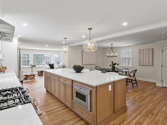 3rd image of 33 Oak Hill Rd