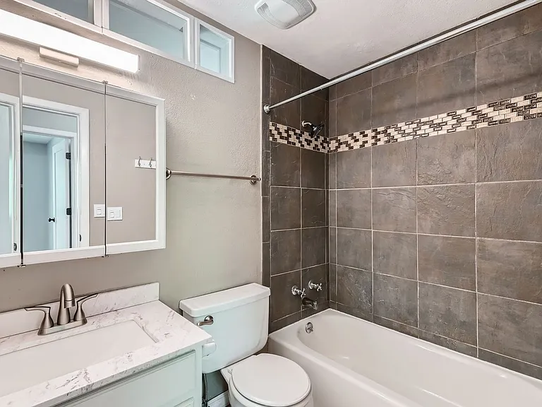 1186 N Franklin Ave — Photo 14