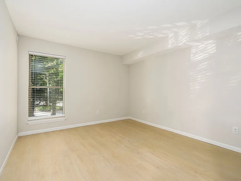 Oak Forest Apartments — Photo 13