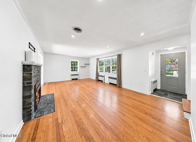 4th image of 87 Murray Avenue