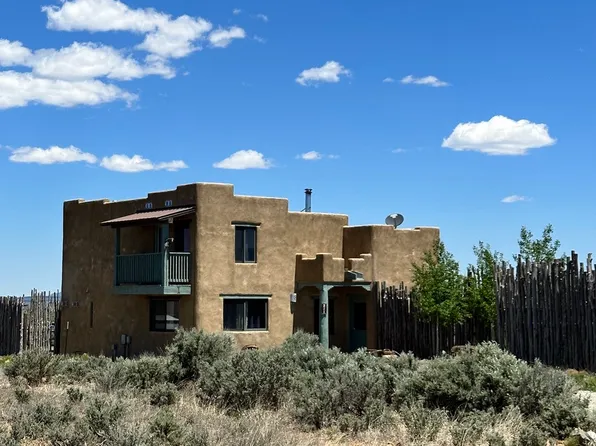 221 Tune Dr, Taos, NM 87529