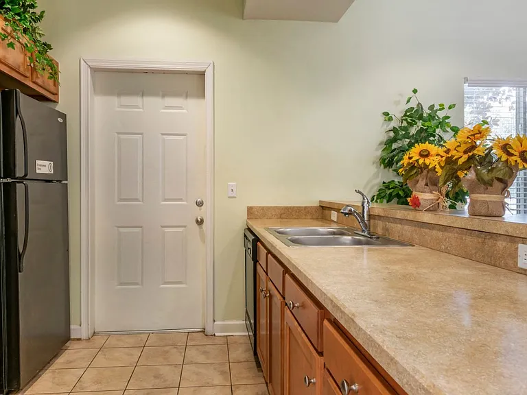 Courtney Manor Apartments — Photo 8
