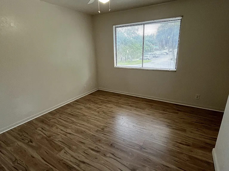 2560 SW 31st Pl — Photo 2