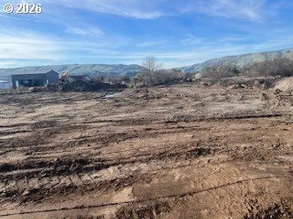 217 E St, Dallesport, WA 98617