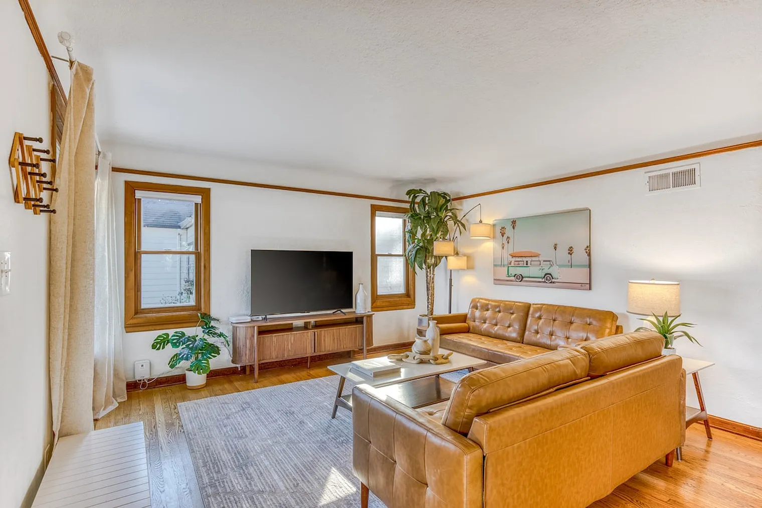 5 bed, 2.0 bath, 2389 sqft, $8,759 — Photo 3