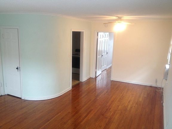 4th image of 4541 Broadway