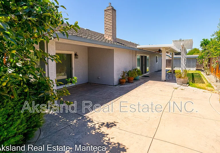 1635 Crom St — Photo 21