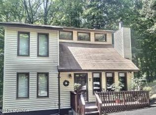 2209 Longview Dr, Bushkill, PA 18324