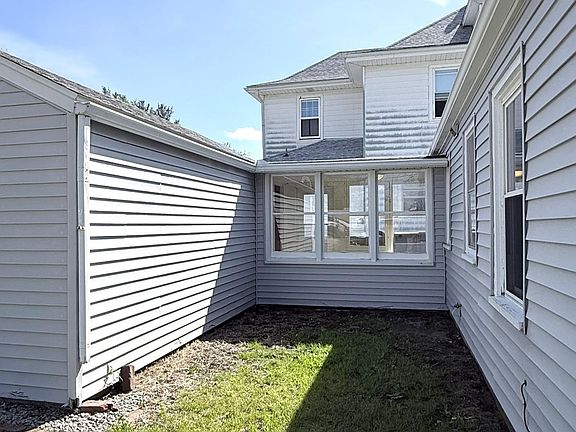 5th image of 715 E 3rd St