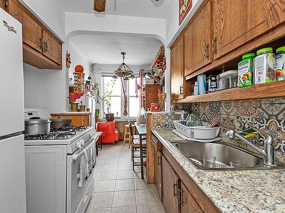 4th image of 2549 42nd St