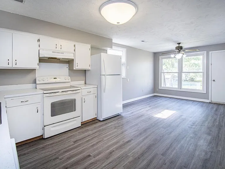 1220 Hillcrest Dr — Photo 13