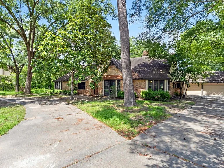 570 Roanoke Dr — Photo 26