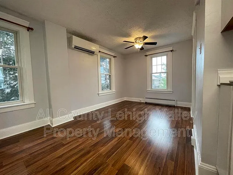 1316 Easton Ave — Photo 4