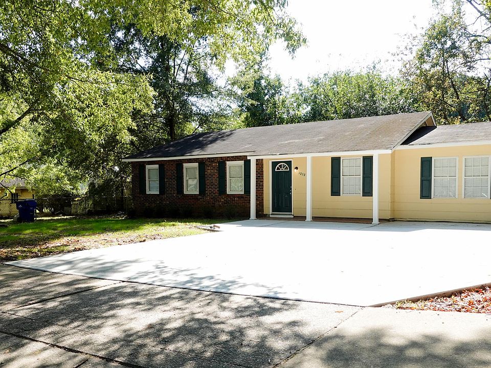 Front of house with double-width driveway for 4 cars