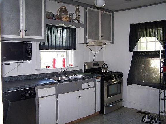 4th image of 79 Lavoletta St