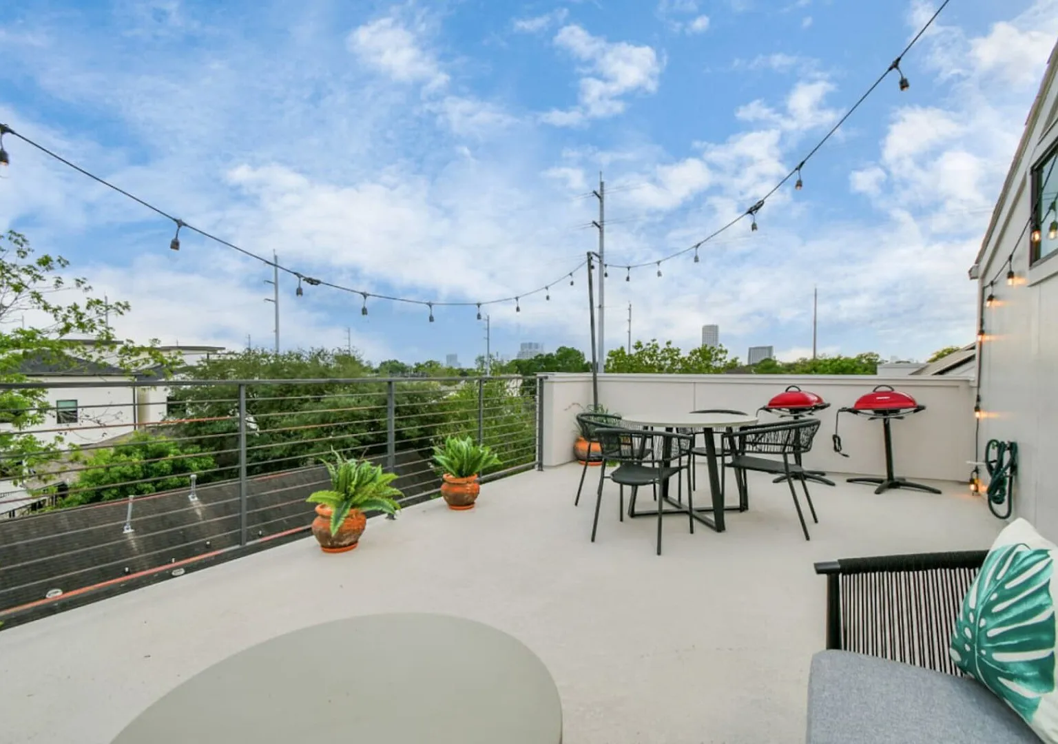 4Bdrm luxury home w skyline view — Photo 3