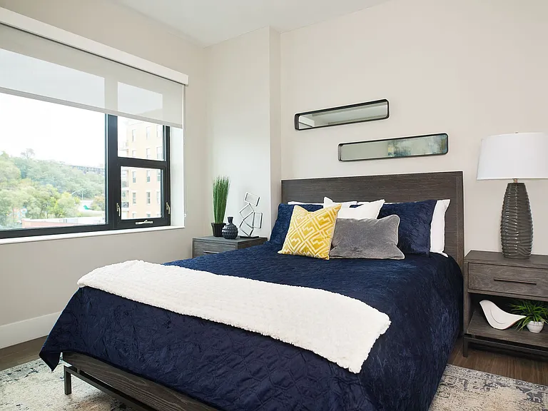 601 Bond — Photo 12