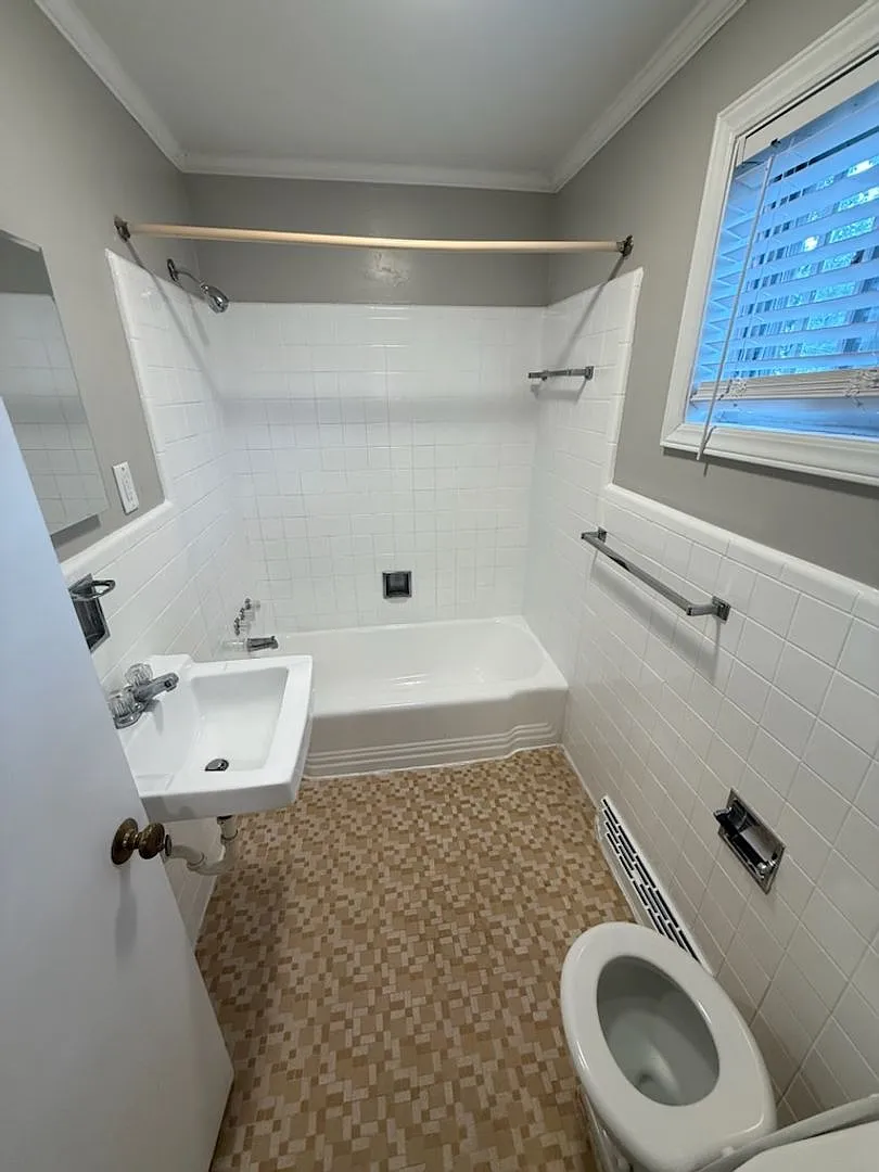 Oakwood Apartments | 2425 Queen Street Apt #10 — Photo 3