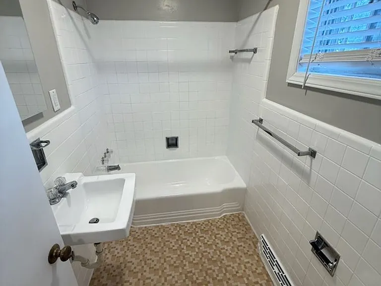 2425 Queen St #10 — Photo 3